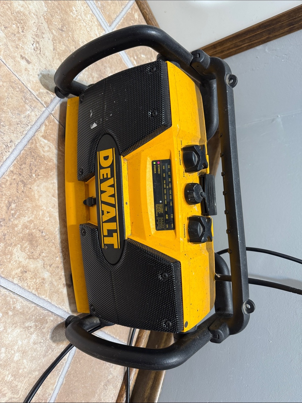 DeWalt DW911 Jobsite Worksite AM / FM / AUX Radio in Yellow
